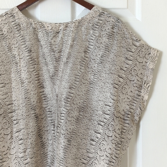 CAbi 100% Silk Printed Round Neck Drop Shoulder Short Sleeve Blouse Beige Gray M - Picture 10 of 10